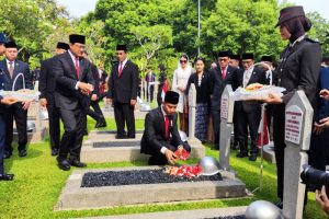 wapres-gibran-menghormati-para-pahlawan-di-tmp-kalibata-dalam-peringatan-hari-pahlawan