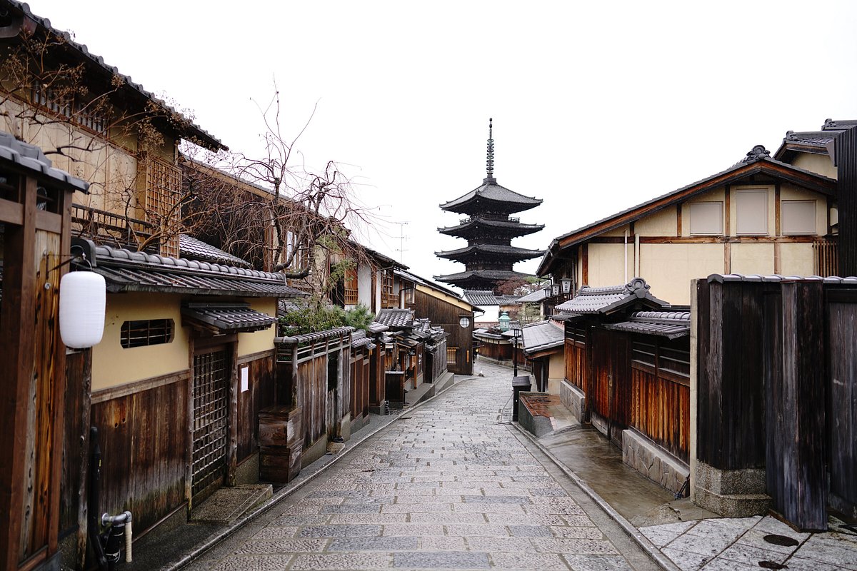 Menyusuri Keindahan Sannenzaka & Ninenzaka: Jejak Tradisi Kyoto yang Abadi